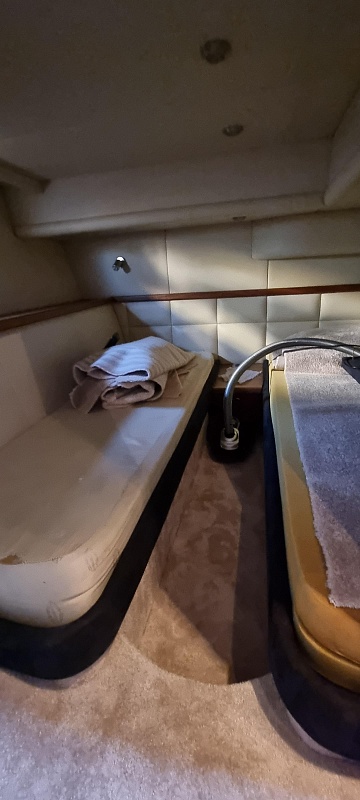 Аренда моторной яхты Sunseeker 44 в Москве - гостевая каюта