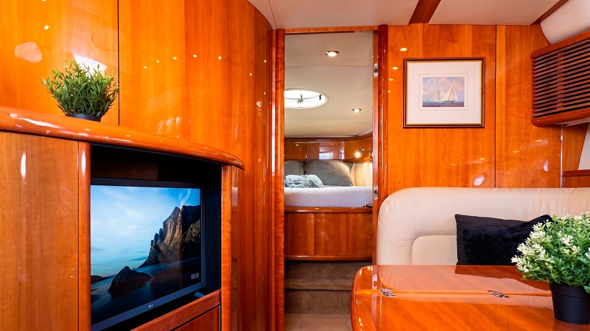 Продажа Sunseeker Camargue 50 в Испании - тв в салоне