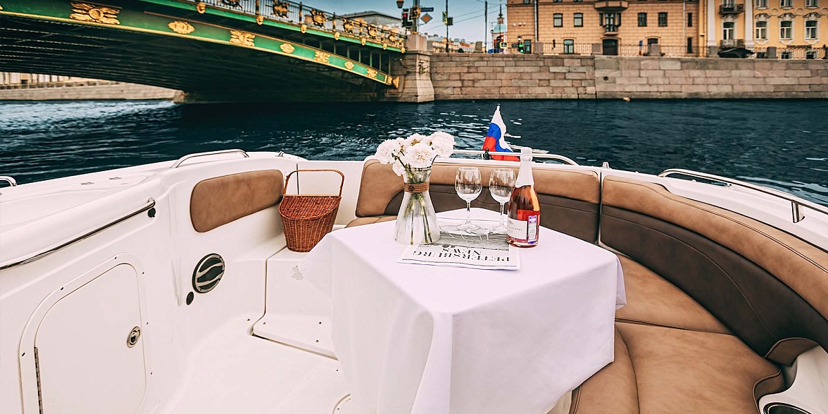 Диваны и столик в кокпите катера Chaparral Sunesta 254 МАМБА в Питере