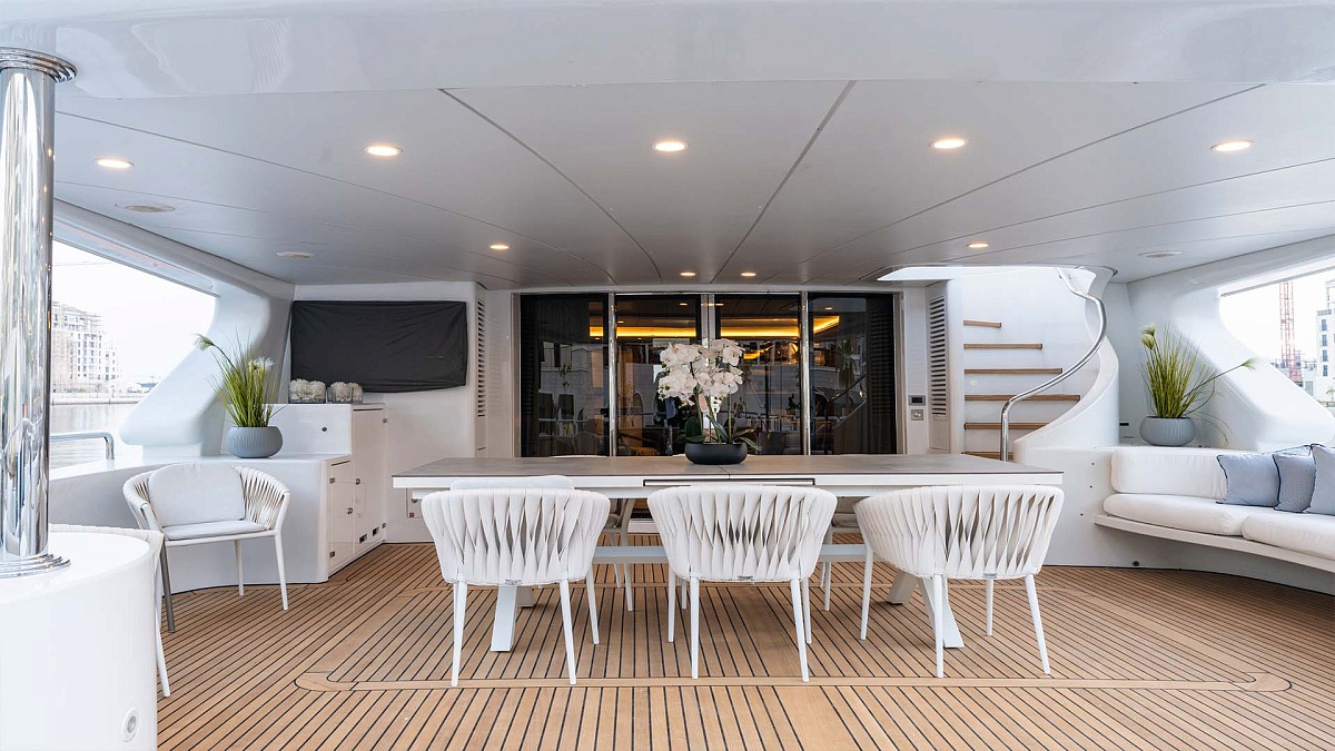 Обеденная зона на верхней палубе яхты Benetti 115 DXB во Франции