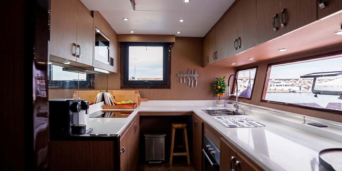 Продажа моторного катамарана Floeth Yachts Solstice 67 на Пхукете - кухня
