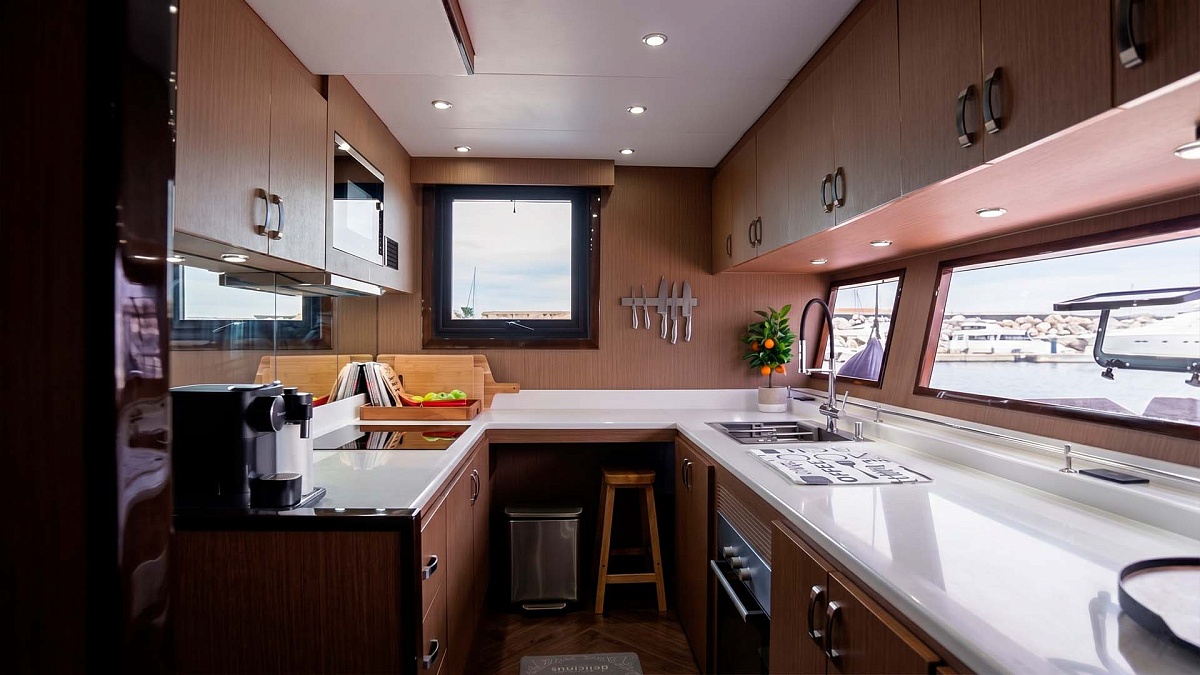 Продажа моторного катамарана Floeth Yachts Solstice 67 на Пхукете - кухня