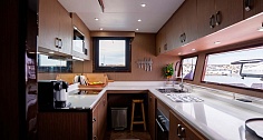 Продажа моторного катамарана Floeth Yachts Solstice 67 на Пхукете - кухня