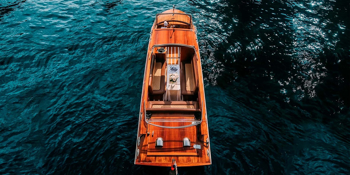 Аренда катера Императрица в Петербурге - вид сзади