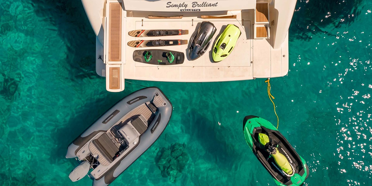 Аренда яхты Ferretti 68 на Миконосе - водные игрушки