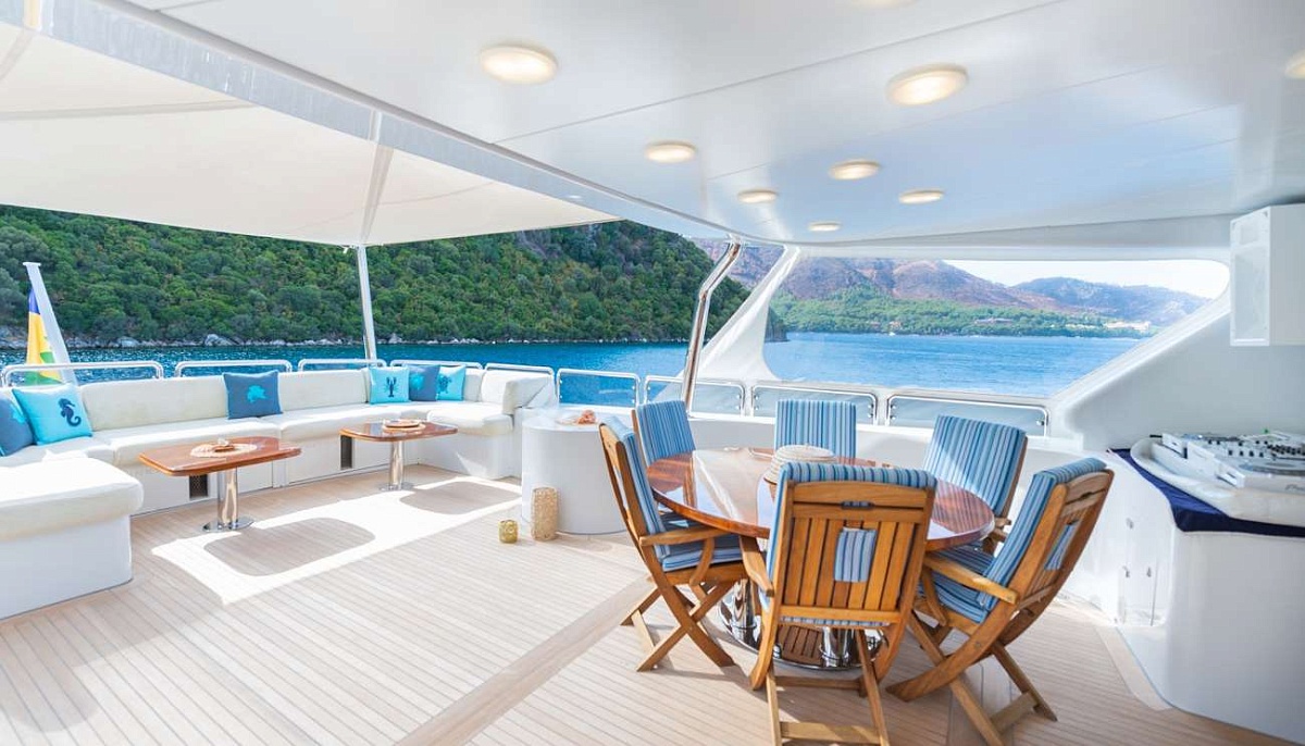 Лаунж зона на яхте Benetti 115 в Турции