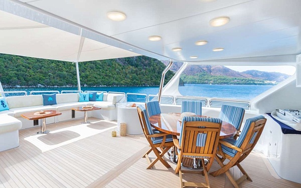 Лаунж зона на яхте Benetti 115 в Турции