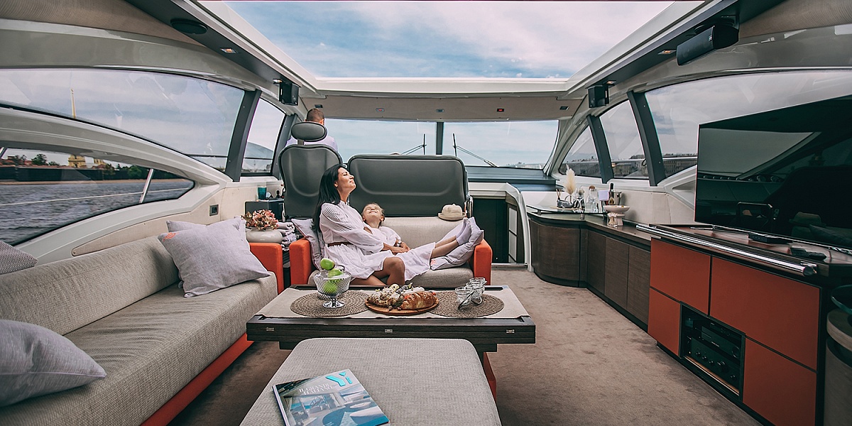 Аренда моторной яхты Azimut 62S в Санкт-Петербурге