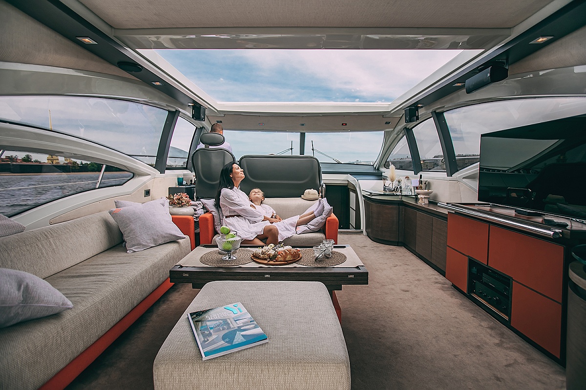 Аренда моторной яхты Azimut 62S в Санкт-Петербурге