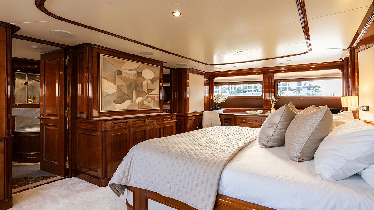 Мастер-каюта яхты Benetti 115 DXB во Франции
