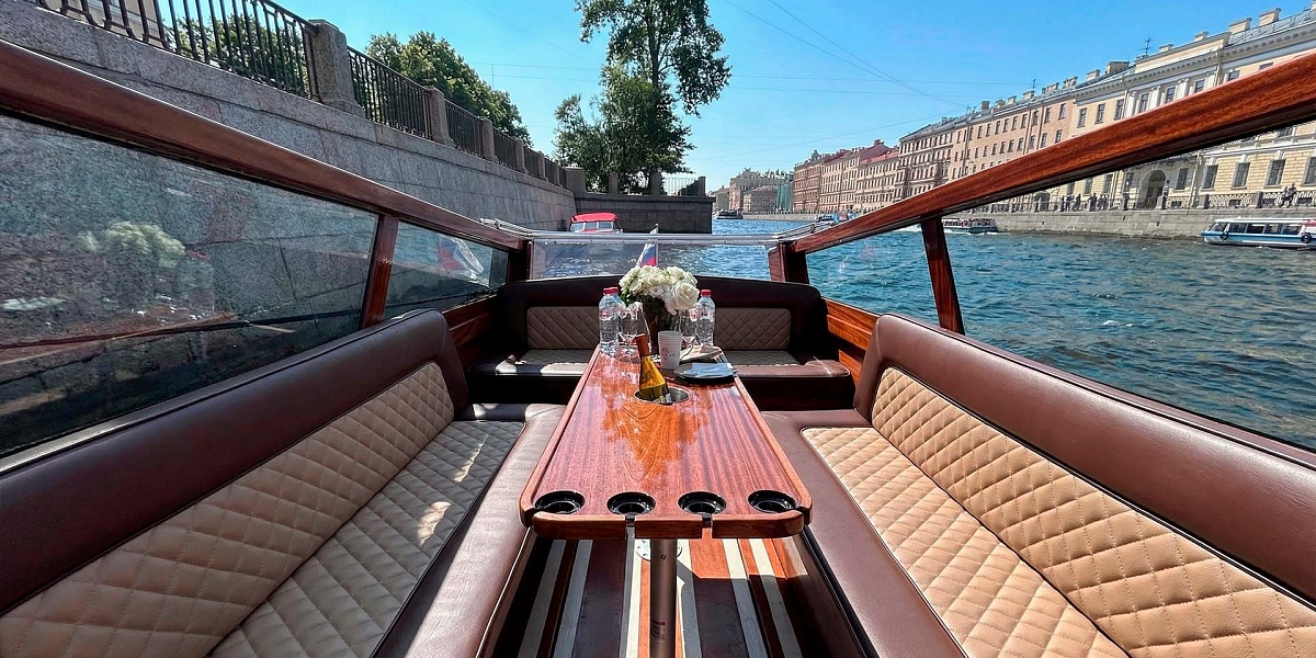 Катер Императрица - диваны и столик внутри