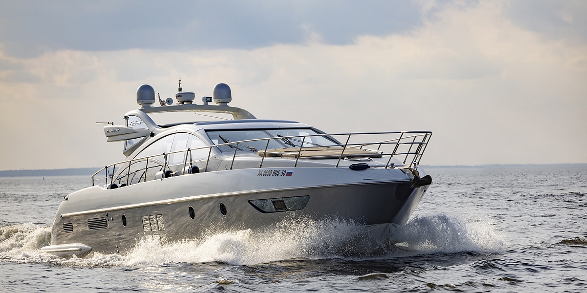 Аренда моторной яхты Azimut 62S в Санкт-Петербурге
