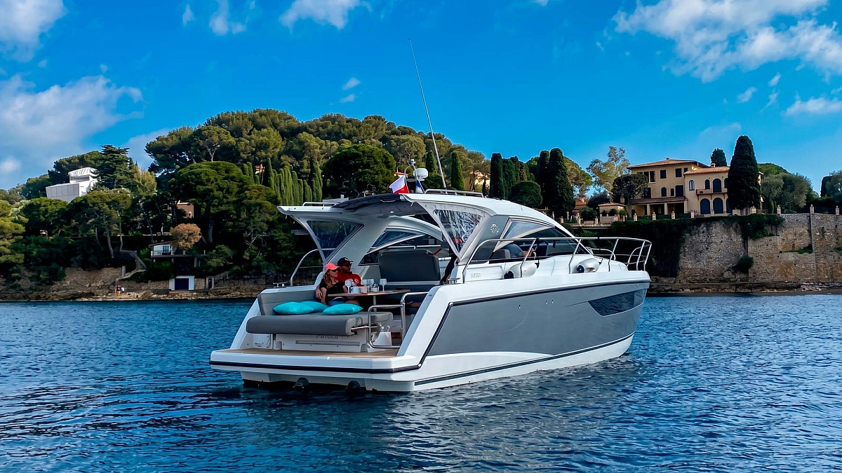 Купить яхту Sealine S330 во Франции