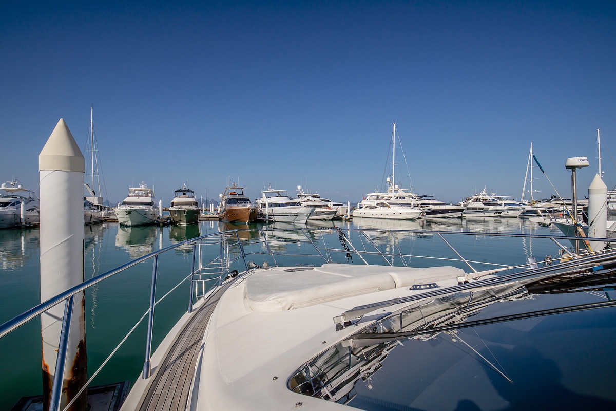 Аренда моторной яхты Azimut 55 MY After 8 на Пхукете, Тайланд - лежаки на носу