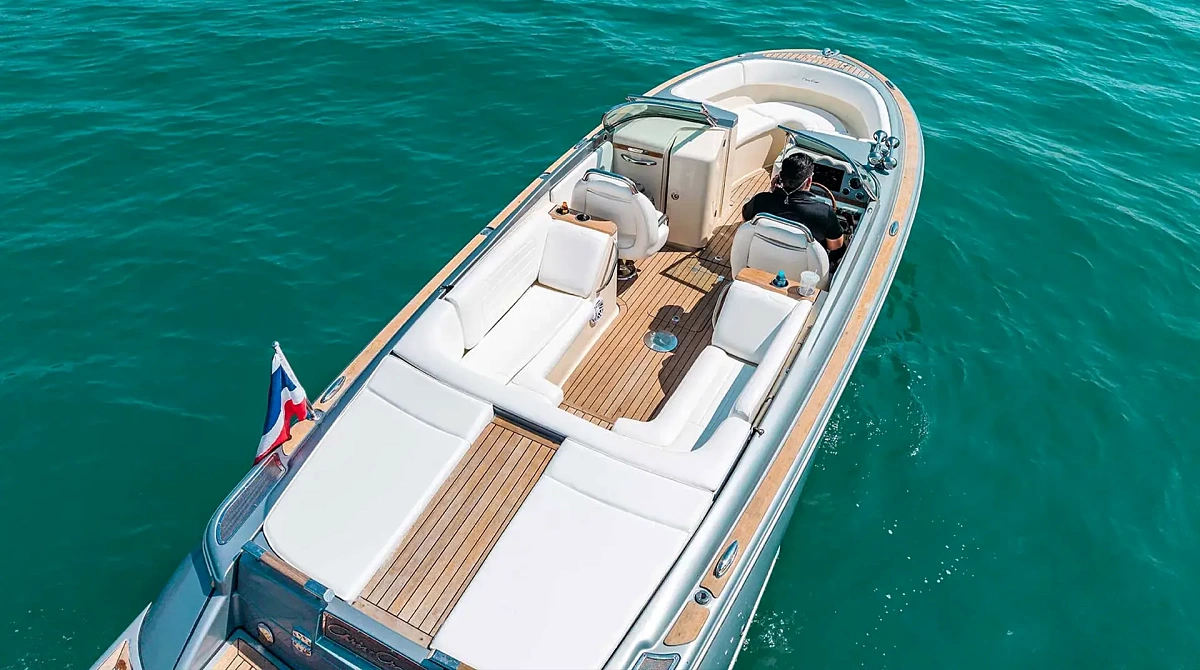 Лежаки на корме катера Chris Craft 27