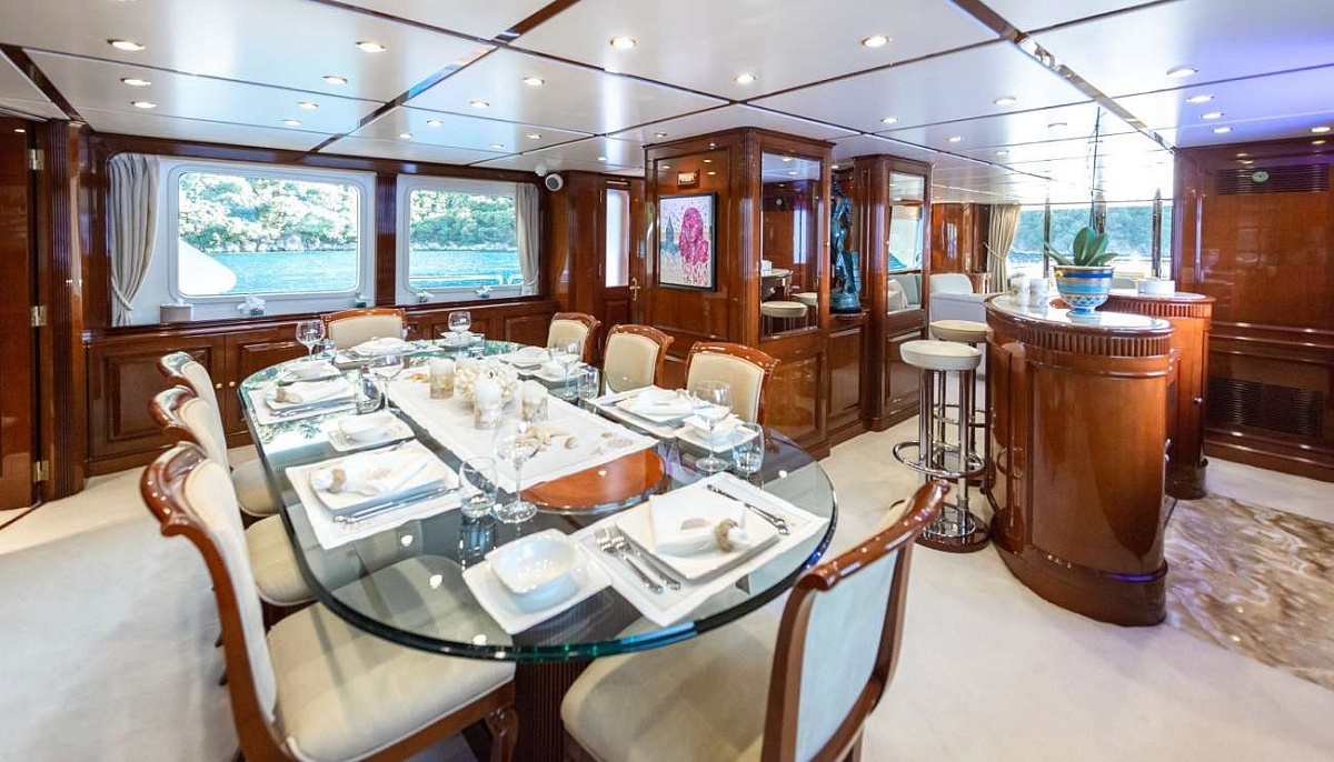 Обеденная зона в салоне яхты Benetti 115