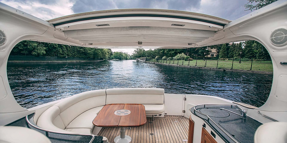 Аренда каютного катера Nordic 38 в Санкт-Петербурге - вид из кокпита