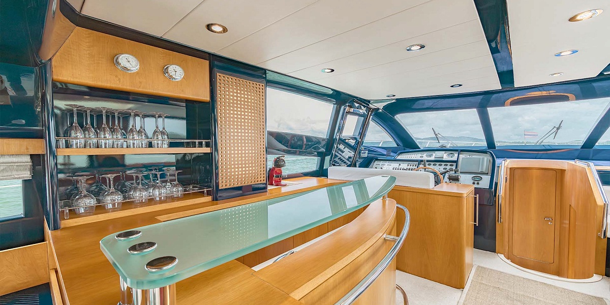 Аренда яхты Riva 70 Aria Blue на Пхукете - бар в салоне