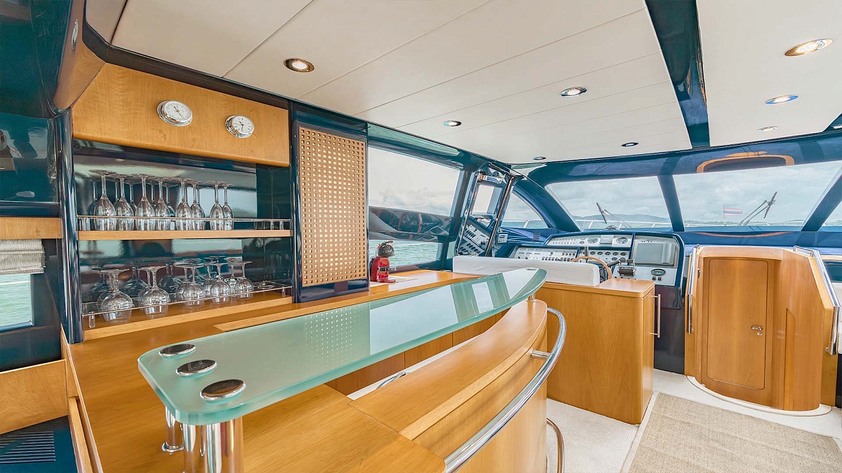 Аренда яхты Riva 70 Aria Blue на Пхукете - бар в салоне
