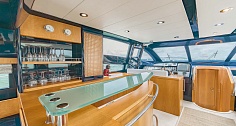 Аренда яхты Riva 70 Aria Blue на Пхукете - бар в салоне