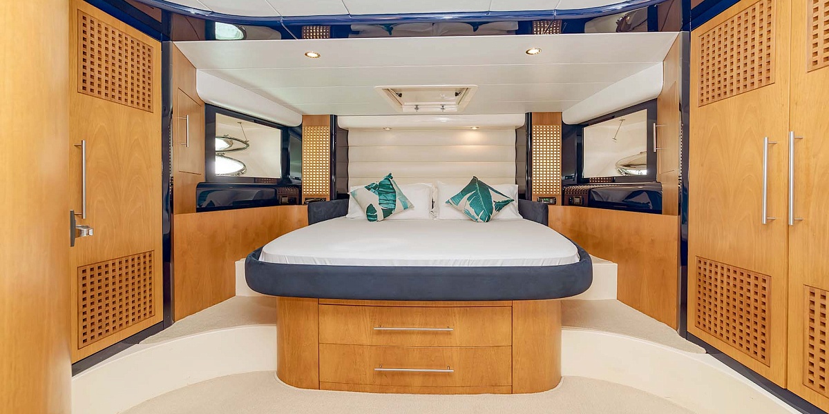 Аренда яхты Riva 70 Aria Blue на Пхукете - мастер-каюта