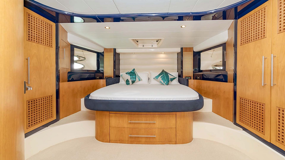 Аренда яхты Riva 70 Aria Blue на Пхукете - мастер-каюта