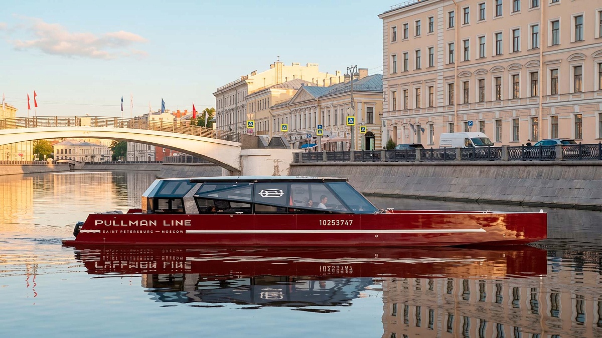 Закрытый вариант салона катера Pullman в Москве