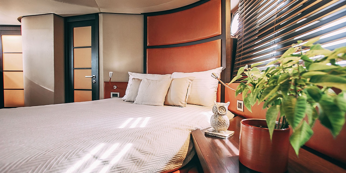 Аренда моторной яхты Azimut 62S в Санкт-Петербурге