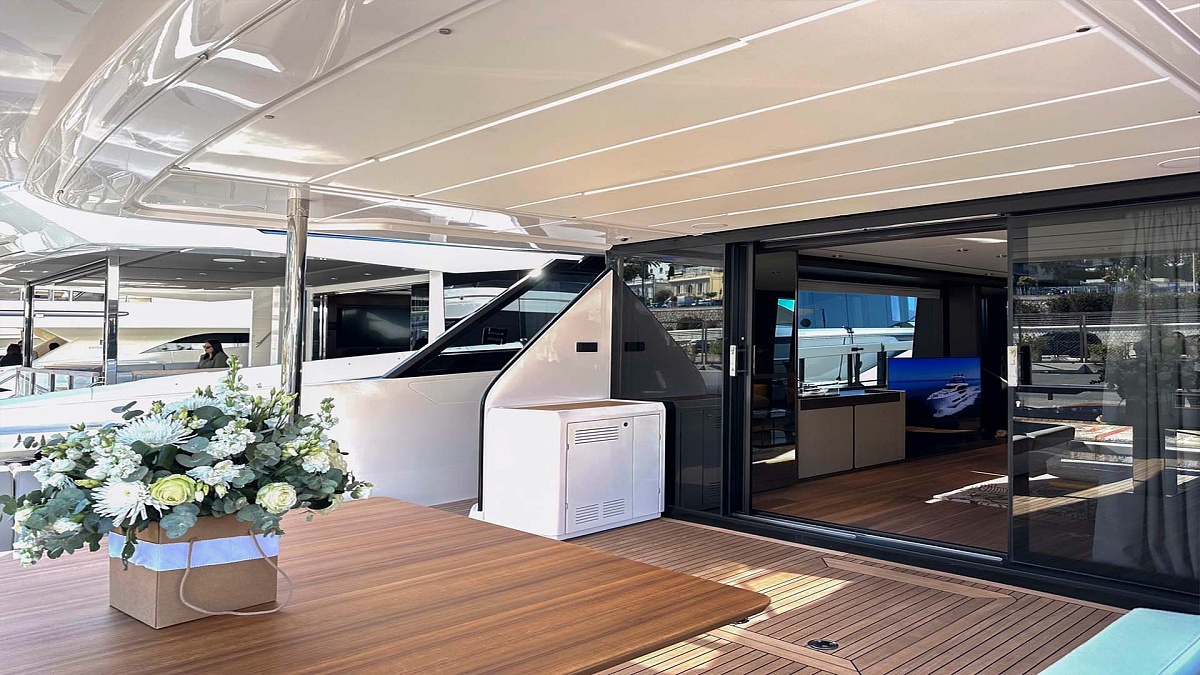 Лаунж-зона на Ferretti 860