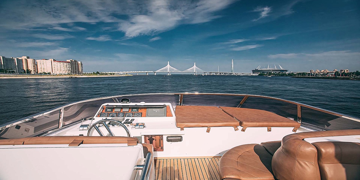 Аренда моторной яхты Elegance 65 в Санкт-Петербурге - пост капитана