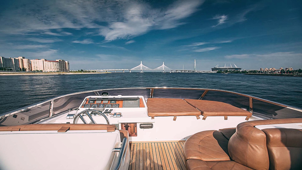 Аренда моторной яхты Elegance 65 в Санкт-Петербурге - пост капитана