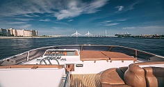 Аренда моторной яхты Elegance 65 в Санкт-Петербурге - пост капитана