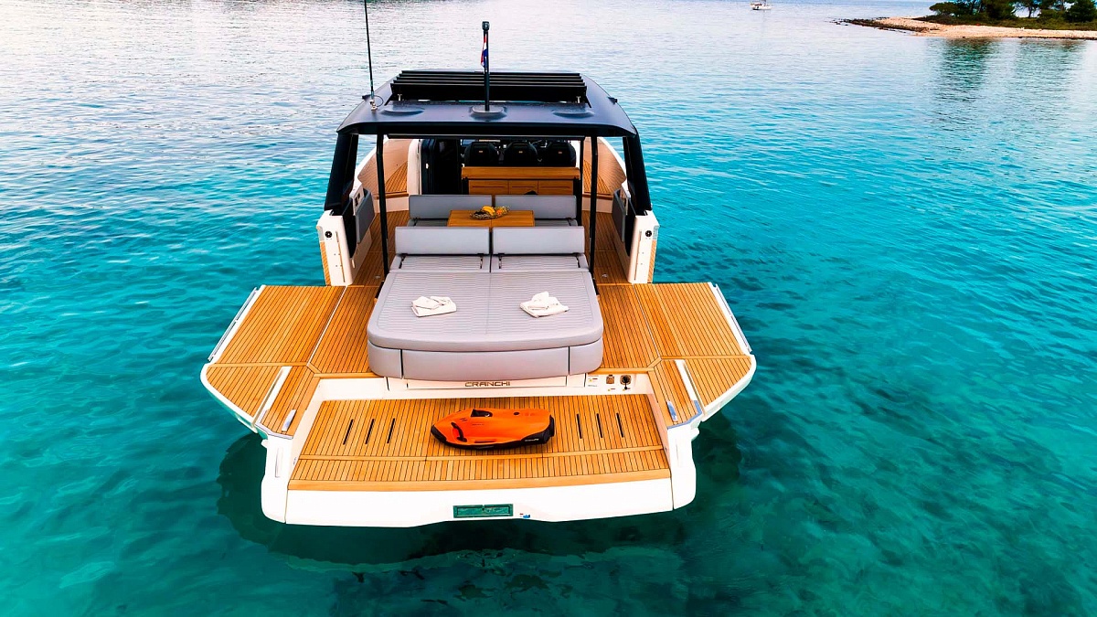 Бич-клаб на Cranchi A46 Luxury Tender в Хорватии
