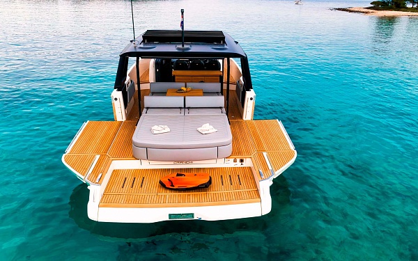 Бич-клаб на Cranchi A46 Luxury Tender в Хорватии