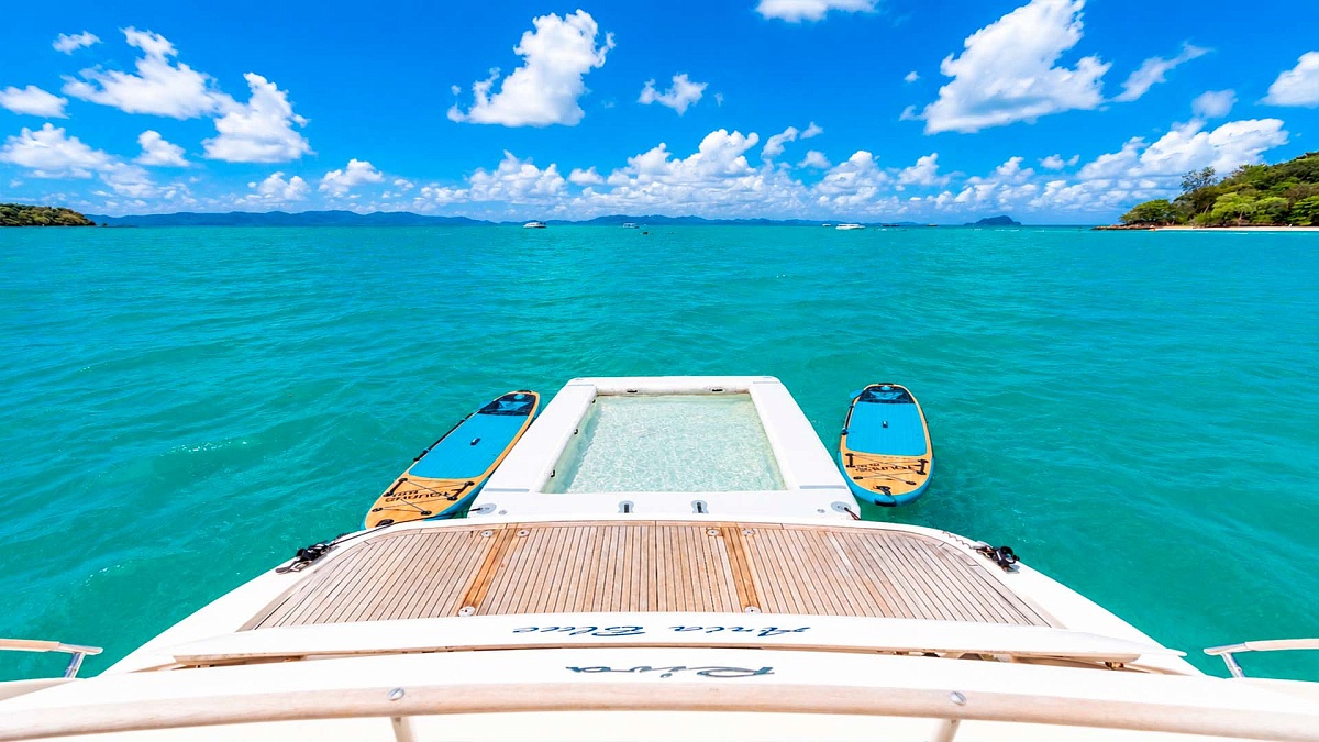Аренда яхты Riva 70 Aria Blue на Пхукете - безопасный бассейн