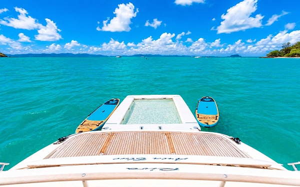 Аренда яхты Riva 70 Aria Blue на Пхукете - безопасный бассейн