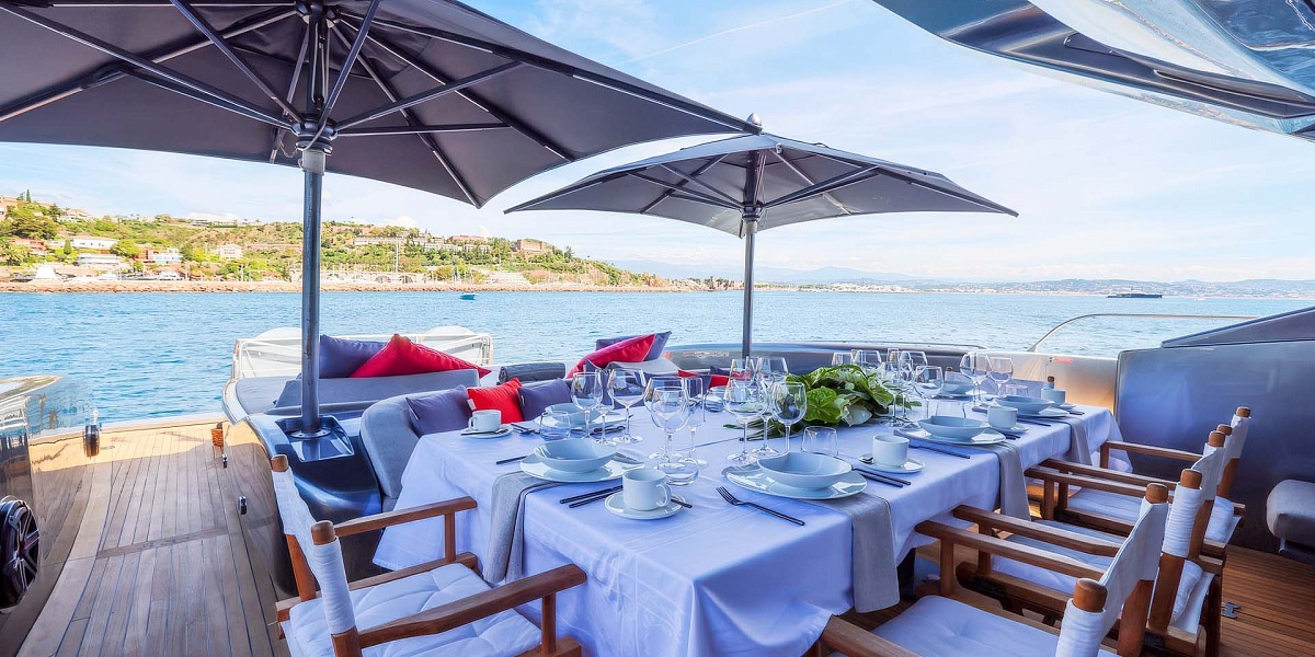 СтMangusta 108 JFF стол на корме - чартер яхты во Франции