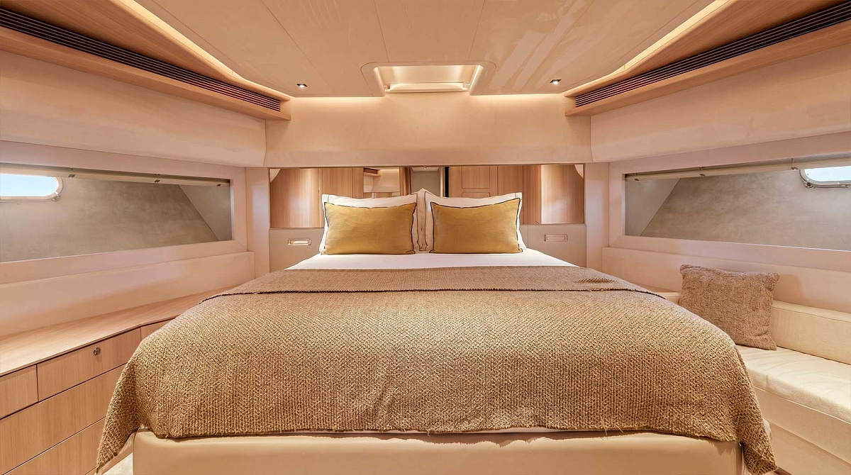 Аренда мега яхты Ferretti 881 во Франции, vip-каюта