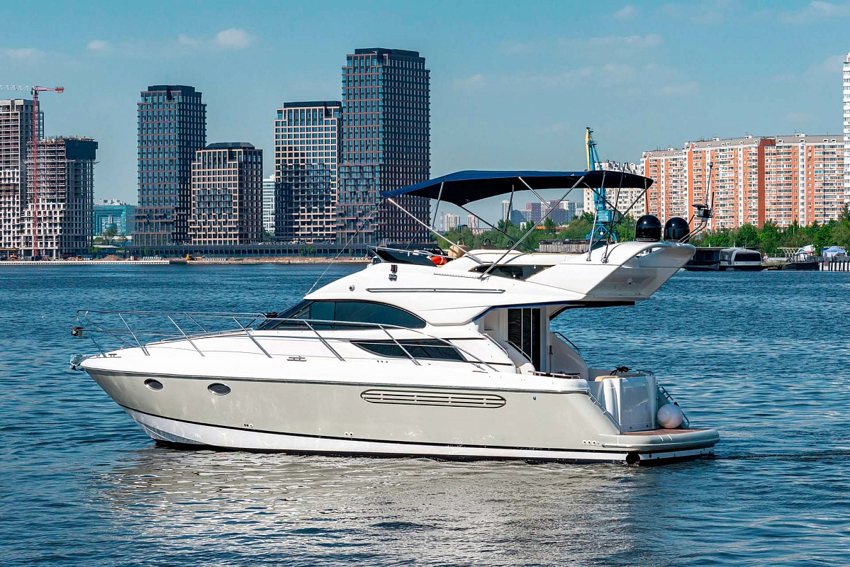Аренда яхты Fairline Phantom 40 в Москве и Подмосковье - Москва река