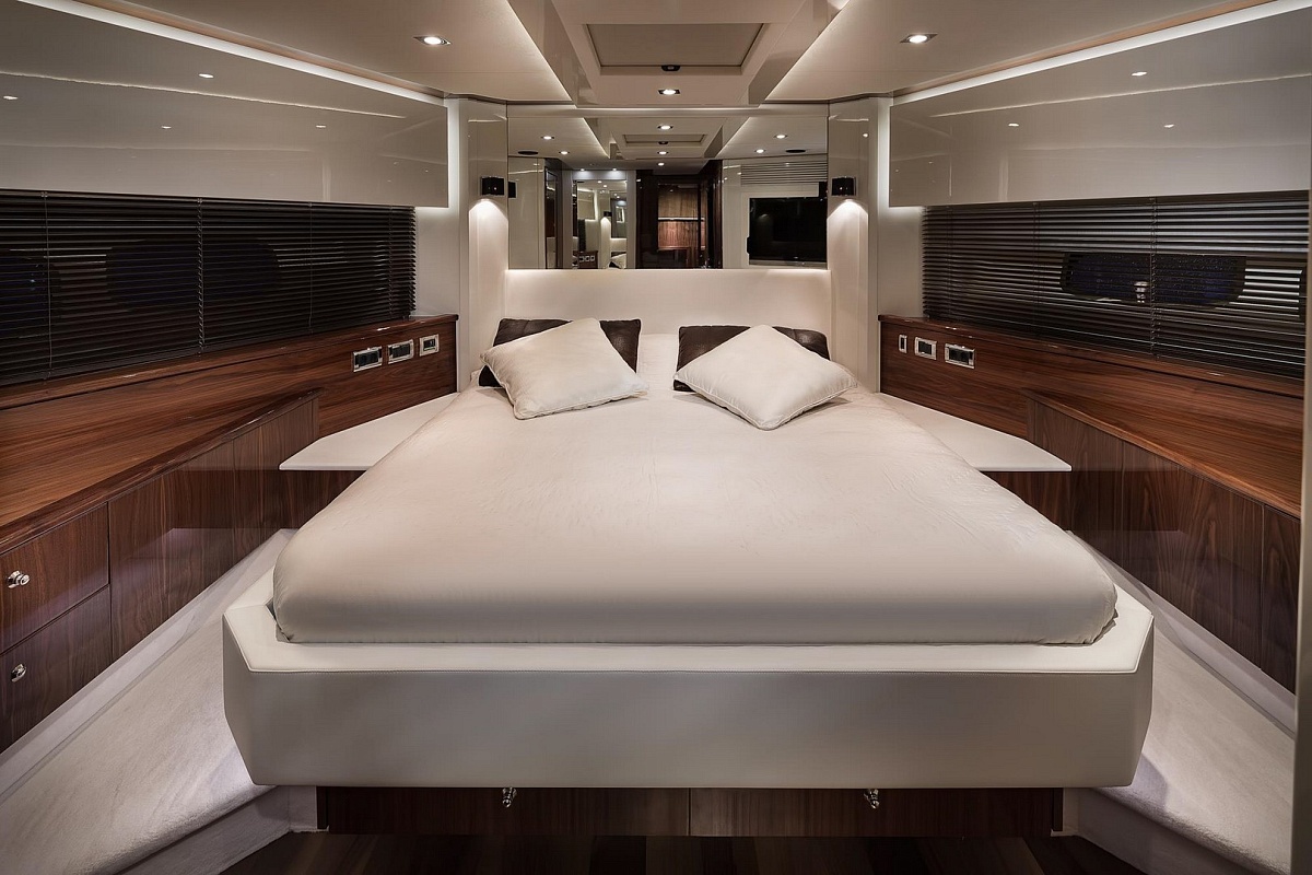 Аренда моторной яхты Sunseeker Predator 84 на Ибице, Балеарские острова - носовая каюта