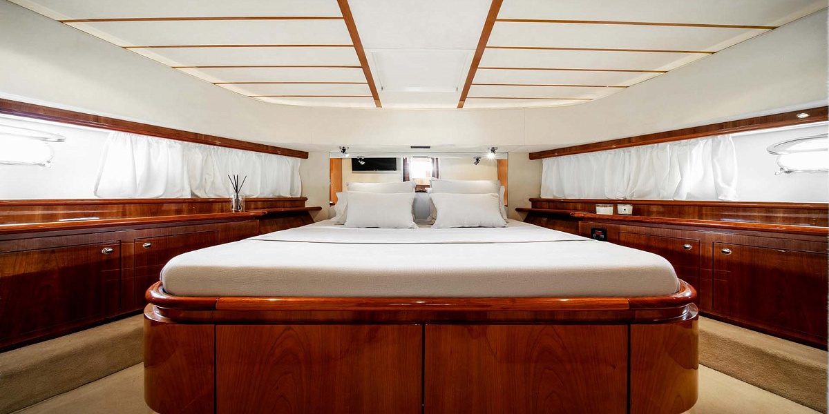 Аренда яхты Ferretti 68 на Миконосе - vip-каюта