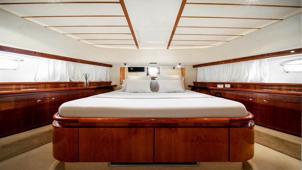 Аренда яхты Ferretti 68 на Миконосе - vip-каюта