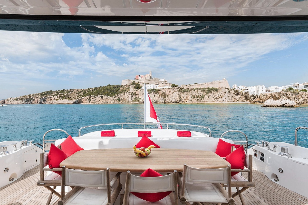 Аренда моторной яхты Sunseeker Predator 84 на Ибице, Балеарские острова - стол на корме