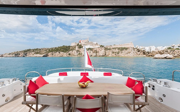 Аренда моторной яхты Sunseeker Predator 84 на Ибице, Балеарские острова - стол на корме