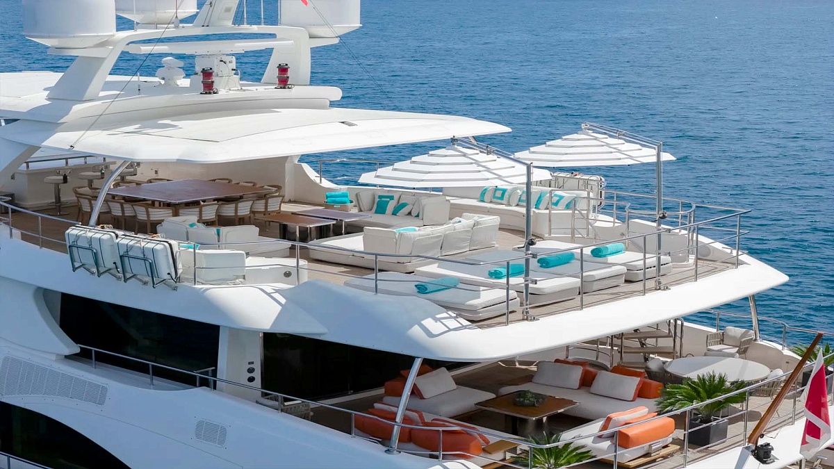 Benetti 140