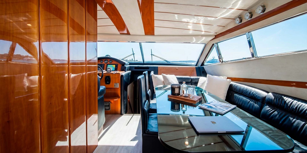 Аренда яхты Ferretti 68 на Миконосе - обеденный стол в салоне