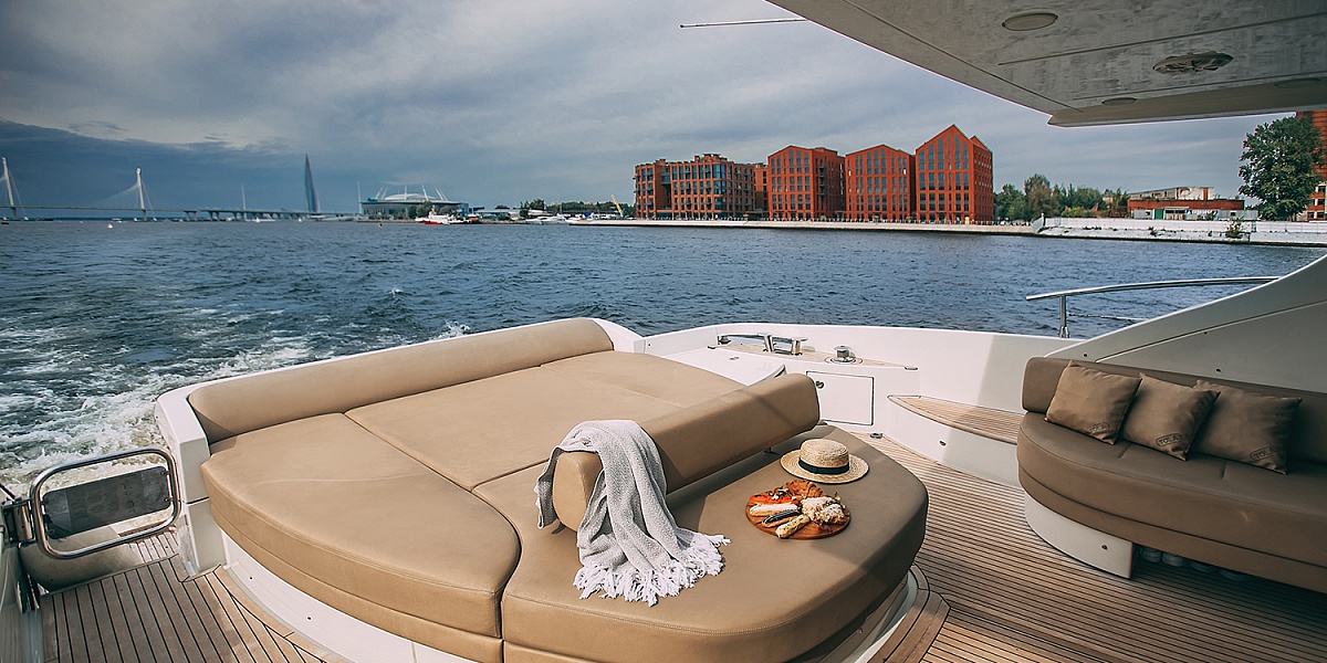 Аренда моторной яхты Azimut 62S в Санкт-Петербурге