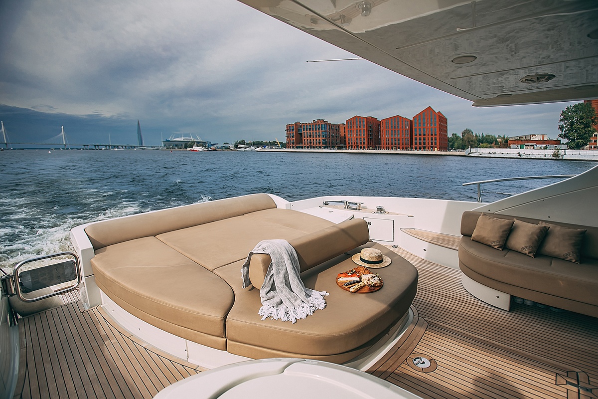 Аренда моторной яхты Azimut 62S в Санкт-Петербурге