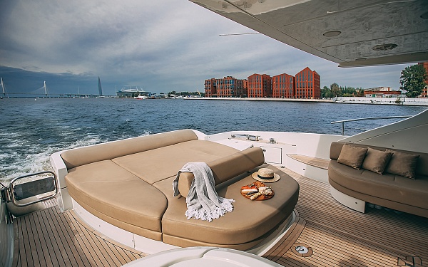 Аренда моторной яхты Azimut 62S в Санкт-Петербурге