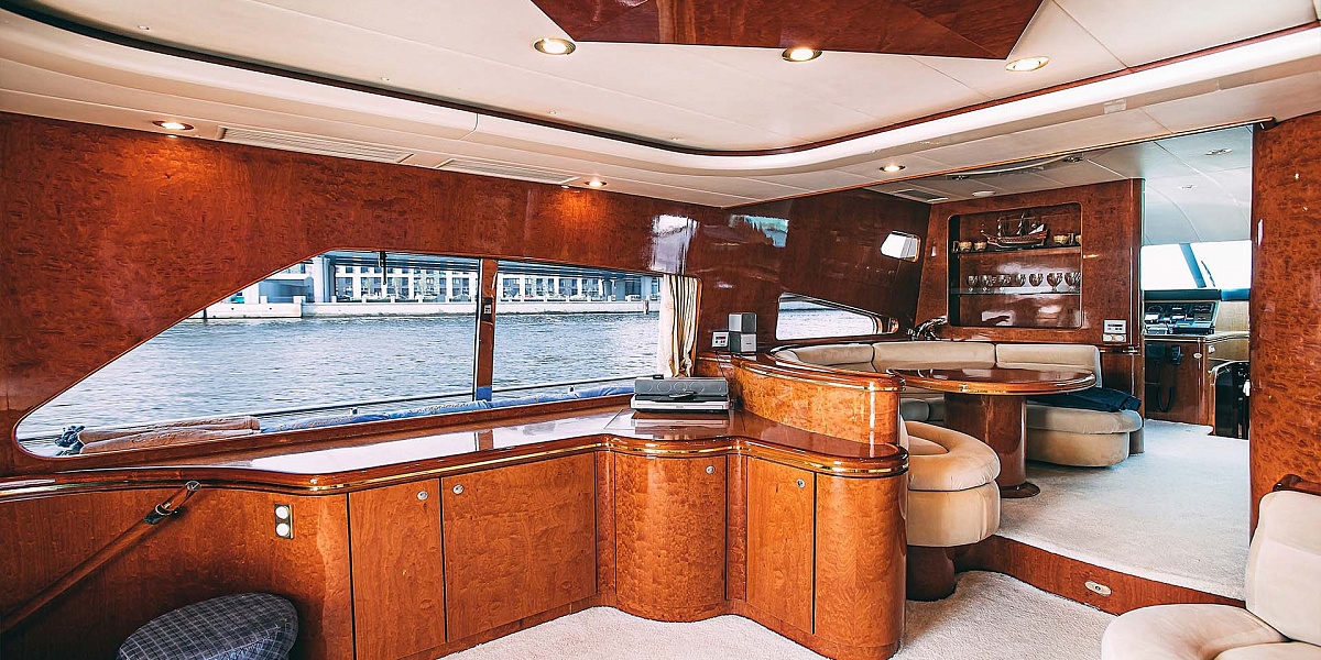 Аренда моторной яхты Elegance 65 в Санкт-Петербурге - салон